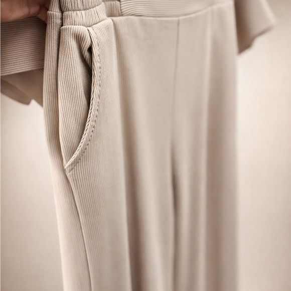 Zenana Outfitters Taupe Ribbed Top NWT Size Medium - Picture 2 of 6